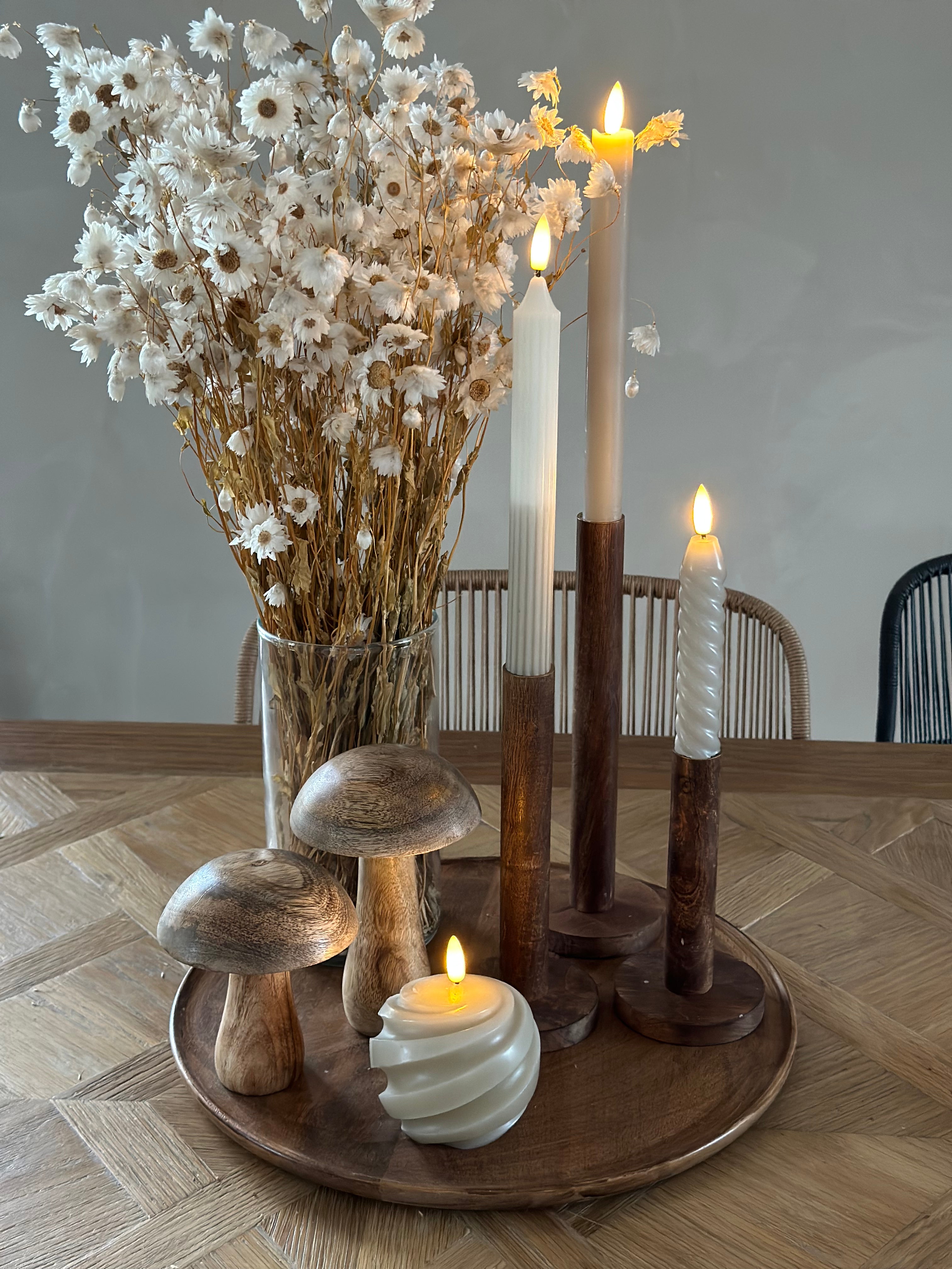JUNO set ribbel dinerkaarsen led wit en beige met timer swirl kandelaar houten dienblad