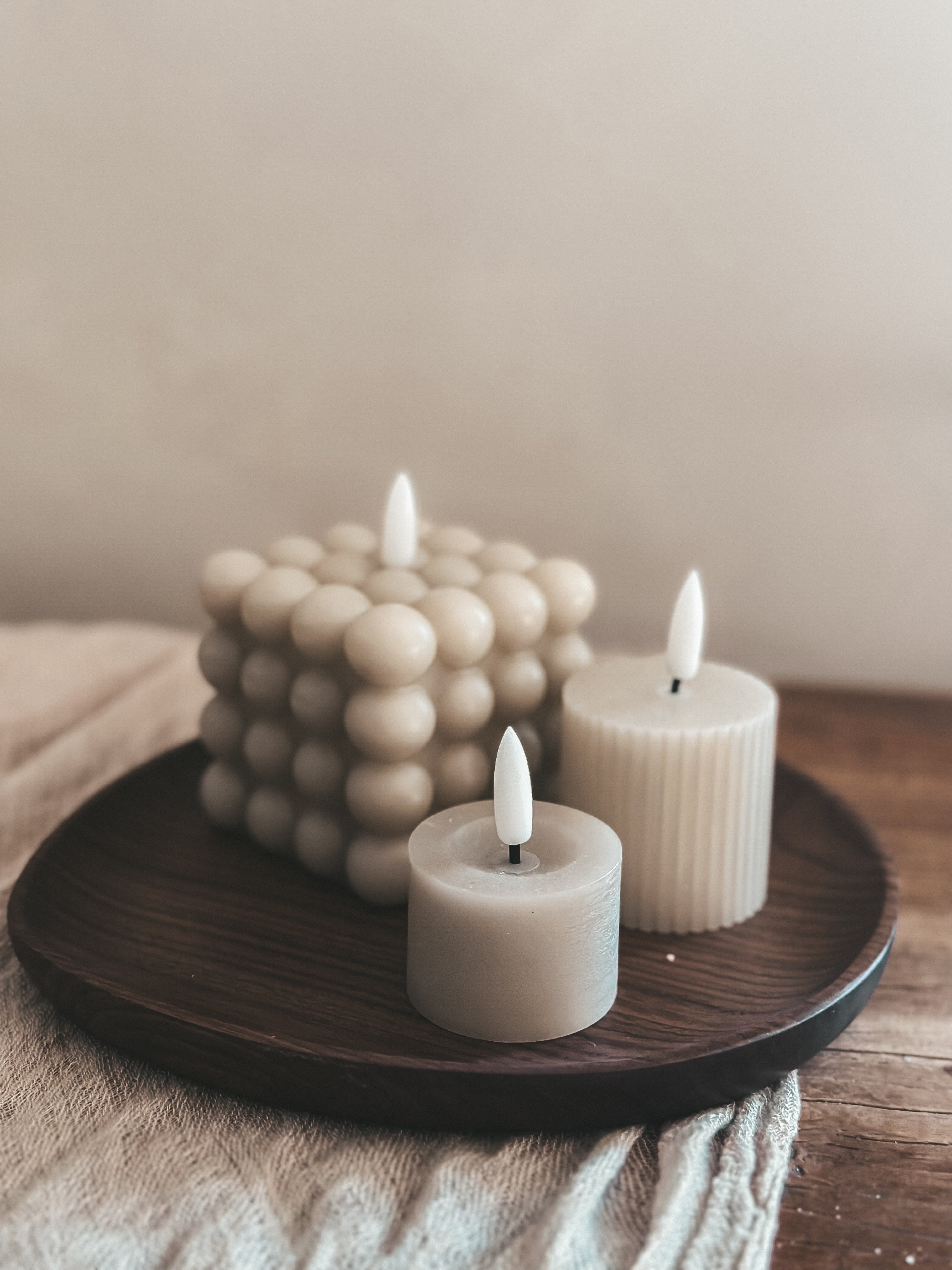 JUNO houten walnoot dienblad organisch 20cm bubble kaars stompkaars ribbel waxinelichtje beige timer