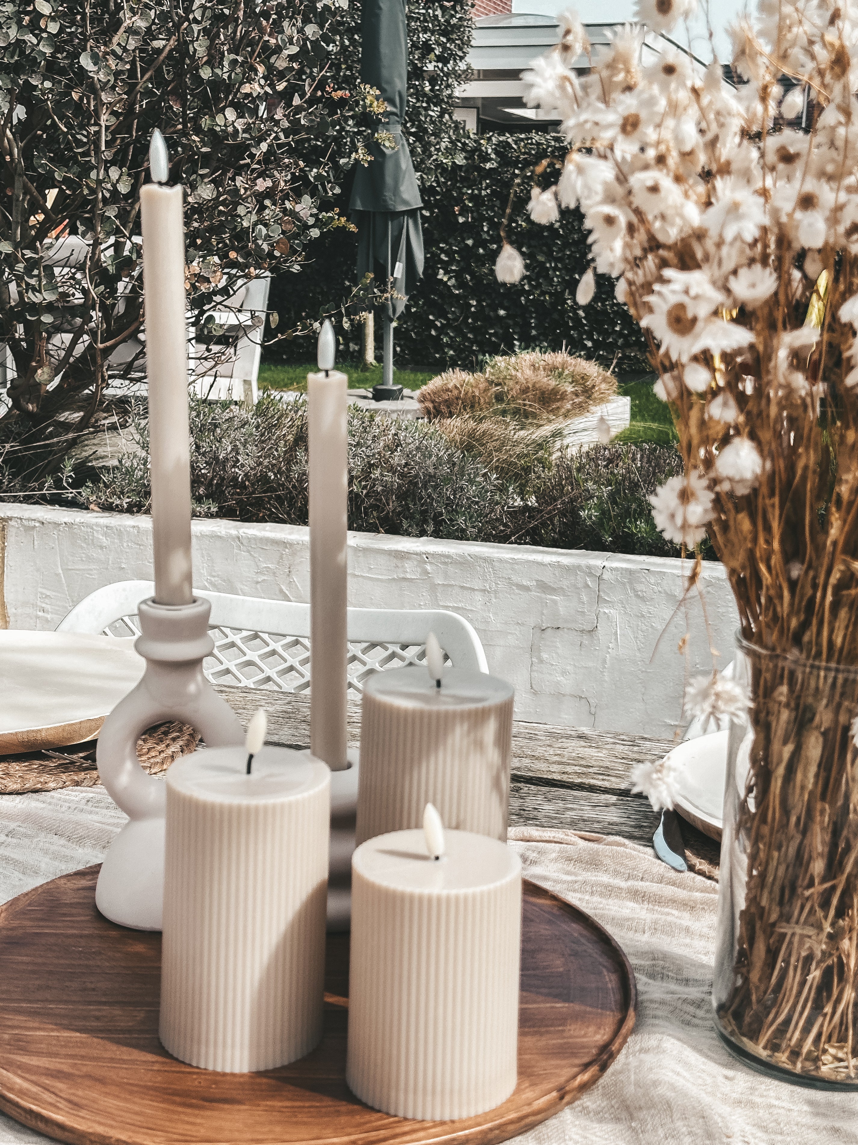 JUNO ledkaars led kaarsen beige set dinerkaarsen buiten plastic timer stompaarsen ribbel houten dienblad