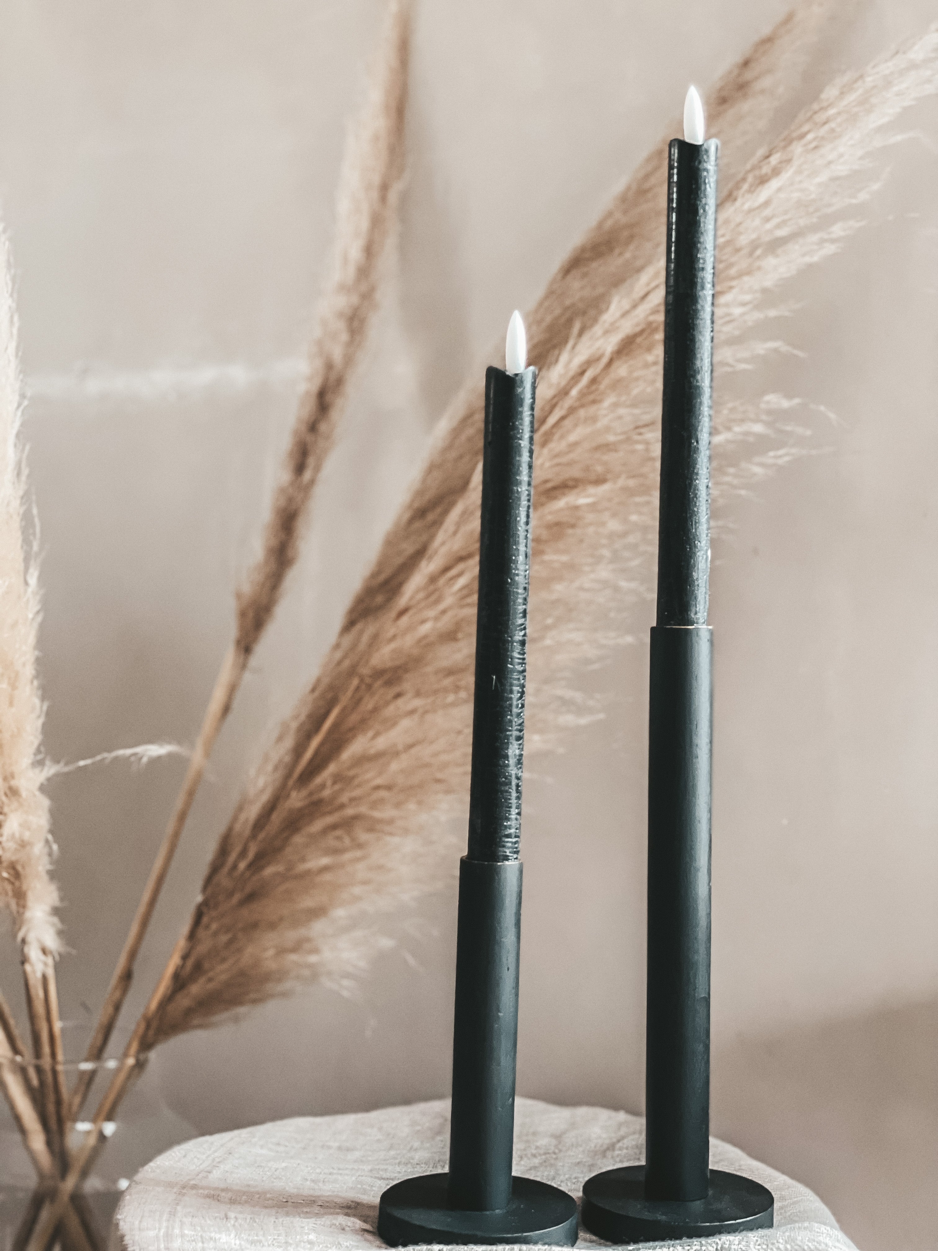 JUNO ernst kandelaar hout zwart dinerkaarsen rustiek timer